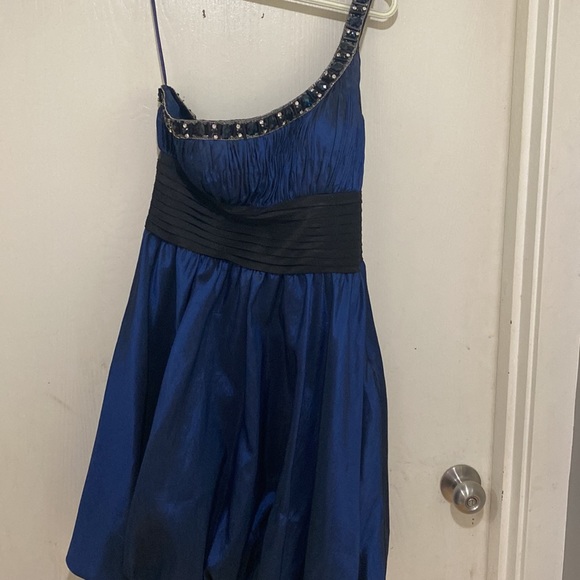 Stunning Dress - Picture 2 of 6